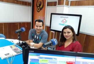O Jornal da 100.3 FM é apresentado pelos jornalistas Débora Cavalcante e Natanael Vieira (Foto: Arquivo FolhaBV)