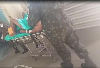 Um garimpeiro foi ferido a tiros, socorrido e encaminhado para o Hospital Geral de Roraima por militares do Exército (Foto: Reprodução Exército)