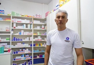 Anderson Magalhães, 50 anos, trabalha no ramo há 25 anos, e no ano passado concluiu o curso de farmácia (Foto: Diane Sampaio/FolhaBV)