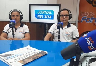 O Jornal da 100.3 FM é apresentado pelos jornalistas Débora Cavalcante e Natanael Vieira (Foto: Neia Dutra/FolhaBV)