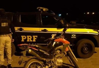 A moto foi levada para o 5° DP, onde ficou apreendida (Foto: Divulgação/PRF)