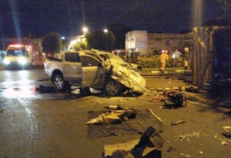 O impacto da colisão tombou o caminhão de lixo na rotatória entre as avenidas Getúlio Vargas e Major Williams (Foto: Divulgação)
