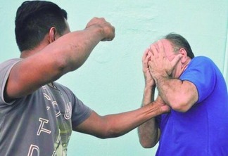 O pai, um aposentado de 81 anos, foi golpeado no olho e quebrou os dentes ao cair no chão (Foto: Diane Sampaio/ilustrativa/FolhaBV)