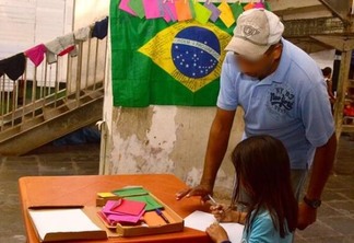 Os refugiados também deixarão mensagem na bandeira-assinada do Brasil, a mesma que foi trazida da Venezuela (Foto: Nilzete Franco/FolhaBV)