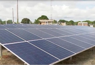 Placas solares ainda estão instaladas na comunidade Darôra (Foto: Divulgação)