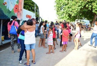 Os imigrantes foram levados de ônibus até Manaus/AM, e de lá seguirão para outros estados do Brasil (Foto: Diane Sampaio/FolhaBV)
