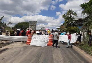 Dois pontos do trecho urbano da BR-174, sentido norte, foram bloqueados pela população de Pacaraima (Foto: Divulgação)