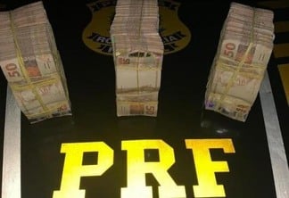 Foi encontrada a quantia de dinheiro envolto em liga de borracha e dividida em três blocos de cédulas de 50 reais (Foto: Nucom PRF)
