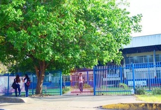 Assalto ocorreu em frente à Escola Estadual Monteiro Lobato (Foto: Diane Sampaio/FolhaBV)