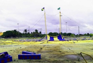 A lona do circo já começou a ser montada e deve oferecer atividades lúdicas para jovens, crianças e adultos (Foto: Divulgação)