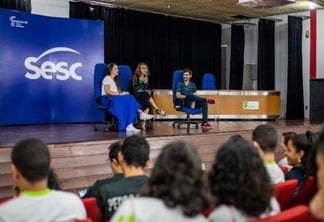 Juliana Leite e Tobias Carvalho, ganhadores do Prêmio Sesc de Literatura em 2018, em bate-papo com alunos do Instituto Federal de Boa Vista (Foto: Divulgação)