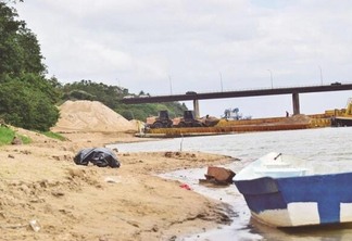 O corpo da mulher foi encontrado às margens do Rio Branco com um punho de rede em volta do pescoço (Foto: Diane Sampaio/FolhaBV)