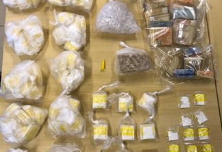 Os policiais encontraram, no imóvel, aproximadamente R$ 13 mil em espécie, além de drogas (Foto: Divulgação PF-SP)