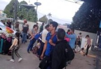 Um grupo de passageiros não conseguiu embarcar em Pacaraima, em um ônibus de uma empresa que faz linha intermunicipal (Foto: Divulgação)