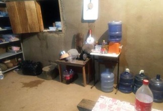 Em alguns alojamentos, os profissionais precisam estocar água e conviver com infiltrações e cupins (Fotos: Divulgação)