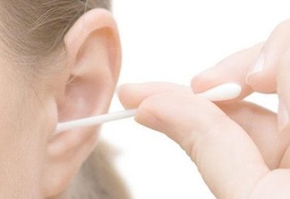 Para proteger os ouvidos de infecções, o ideal é limpá-los apenas quando a cera alcança a parte externa da orelha (Foto: Divulgação)