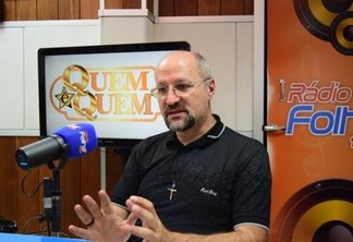 O vigário Lúcio Nicoletto foi o entrevistado desta terça-feira (Foto: Diane Sampaio/FolhaBV)