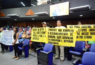 Corrente não atrapalha o desenvolvimento de Roraima, quem atrapalha é a corrupção, diz um dos cartazes (Foto: Diane Sampaio/FolhaBV)