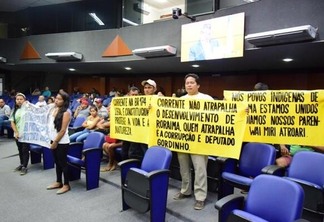 Manifestantes levaram cartazes para a Assembleia Legislativa, contra a retirada da corrente da BR-174 (Foto: Diane Sampaio/FolhaBV)