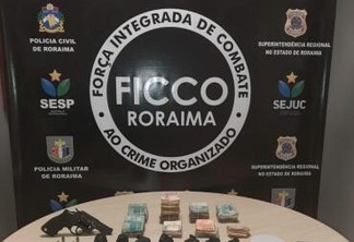Com os homens foi aprendida uma arma, quase R$ 50 mil e pequena quantidade de cocaína. (Foto: Divulgação/FICCO)