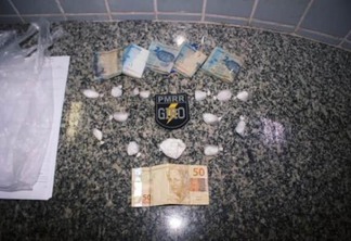 Militares encontraram droga e R$ 50 em dinheiro (Foto: Aldenio Soares)