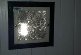 Lâmpada de um dos quartos foi tomada pelos insetos (Foto: Arquivo Pessoal)