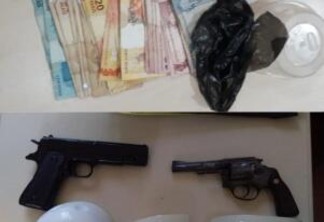 Em Rorainópolis foram apreendidas 28 trouxinhas e dinheiro; Em Normandia, a polícia encontrou drogas e armas (Foto: Divulgação/Polícia Civil)
