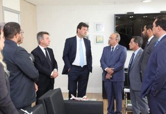 O ministro da Saúde, Luiz Henrique Mandetta, com Antonio Denarium e os senadores de Roraima (Foto: Divulgação)
