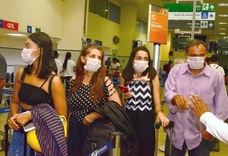 Passageiros que viajam saindo pelo aeroporto de Boa Vista rumo a outros estados já usam máscaras (Foto: Nilzete Franco/Folha BV)