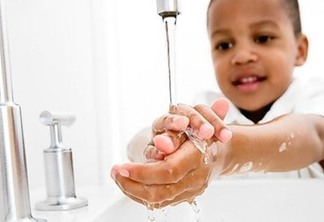 Nesse momento, é importante que os pais reforcem com os filhos e pratiquem com eles a higienização das mãos em casa