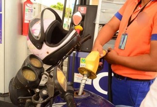 Preços nas bombas estão na casa de R$ 4,30 por litro na capital, e nenhuma queda foi sentida pelo consumidor (Foto: Nilzete Franco/Folha BV)