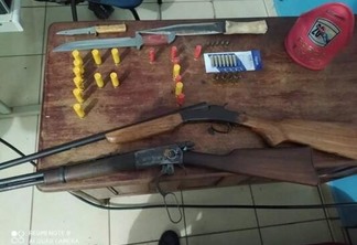 As armas, munições e facas foram encontradas no sítio do idoso após a prisão (Foto: Polícia Militar/CCI)