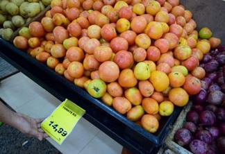 O tomate custava em média R$ 6 o quilo e saltou para R$14,99 (Foto: Diane Sampaio/FolhaBV)