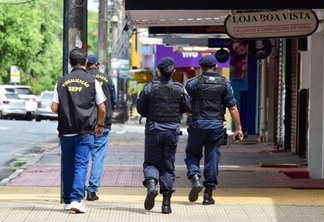 Policias durante fiscalização na Jaime Brasil (RR) — Foto: Nilzete Franco