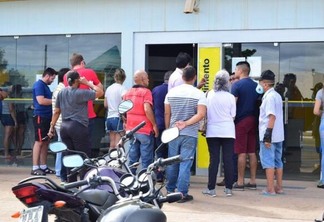 Nas agencias o fluxo está sendo reduzido de clientes dentro das agencias bancárias e as filas estão se formando do lado de fora.  Foto: Nilzete Franco/Folha BV