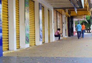 As lojas do centro da cidade permaneceram fechadas na manhã desta segunda-feira (Foto: Nilzete Franco/FolhaBV)