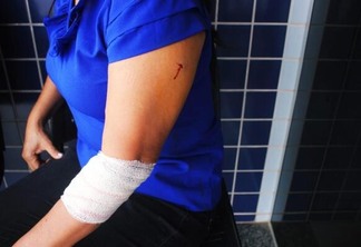 A vítima recebeu um ponto em um dos ferimentos (Foto: Aldenio Soares/FolhaWeb)