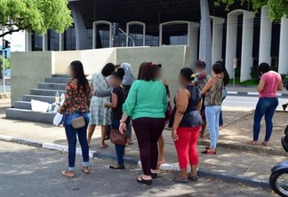 Familiares de presos da Penitenciária Agrícola de Monte Cristo (PAMC) se reuniram na Praça do Centro Cívico (Foto: Nilzete Franco/FolhaBV)