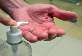 O álcool em gel deve ser utilizado em lugares onde não é possível lavar as mãos (Foto: Nilzete Franco/FolhaBV)