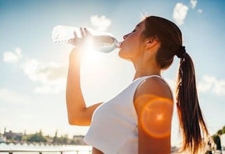Se hidratar é uma importante estratégia para combater as doenças de verão - Foto: Divulgação / FolhaBV