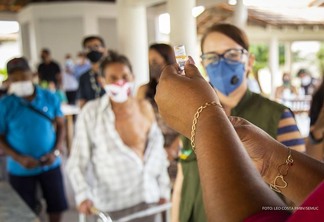 Mesmo com a vacinação, a recomendação é manter os cuidados básicos contra o coronavírus: uso de máscara, álcool em gel e distanciamento (Foto: Divulgação)