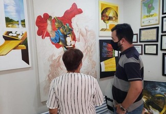 Durante a visita, Edicilda mostrou suas obras e contou um pouco sobre a história do artista (Foto: Secult/RR)