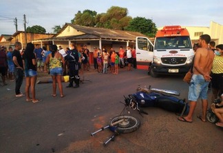 O acidente ocorreu na tarde desse sábado e a moto que a vítima conduzia, ficou em pedaços com a colisão  (Imagens: Aldênio Soares)