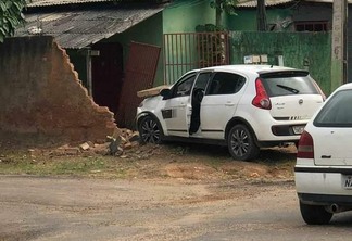 Após o impacto, o carro invadiu o muro de uma residência (Foto: Divulgação)