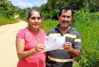 O casal de agricultores José Elizeu e Conceição de Maria vai usar o crédito para construir cerca e ampliar a criação de galinhas no lote (Foto: Divulgação)