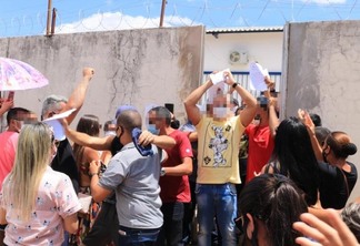 Familiares se aglomeraram na espera dos agentes penais (Foto: Nilzete Franco/FolhaBV)