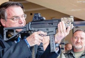 Bolsonaro é um defensor do armamento da população. Em janeiro, ele comemorou o aumento de venda de armas registrado em 2020 (Imagem: Reprodução/Instagram)