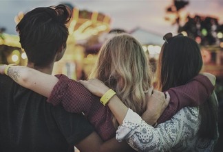 As amizades na adolescência costumam ser importantes para os jovens quanto a família (Foto: Shutterstock)