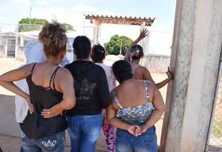Familiares aguardam saída temporária de detentos (Foto: Arquivo FolhaBV)