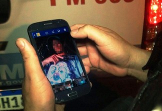 No celular do passageiro foram encontradas fotos dele com uma camisa com estampa de um palhaço e uma arma (Foto: Aldenio Soares)